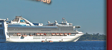 Cote d' Azur, zu sehen zwei grosse Luxusschiffe an der Cote d' Azur, Bild 4 von 6