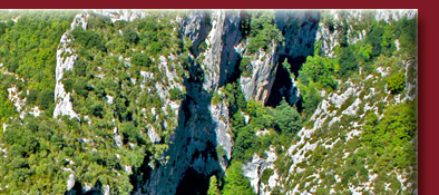 Blick in die Tiefe der Schluchten, Gorge du Verdon, auf den Fluss Verdon in Südfrankreich, Bild 2 von 6