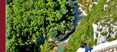 Blick in die Tiefe der Schluchten, Gorge du Verdon, auf den Fluss Verdon in Südfrankreich, Bild 3 von 6