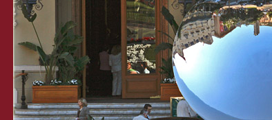 Spielcasino Monte Carlo in Monaco, zu sehen eine Spiegelkugel vor dem Eingang, Bild 3 von 6