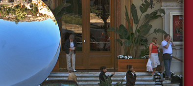 Spielcasino Monte Carlo in Monaco, zu sehen eine Spiegelkugel vor dem Eingang, Bild 4 von 6