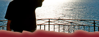 Vom Nizza Schlossberg Blick auf die Sonnenuhr und der Nizza Strandpromenade