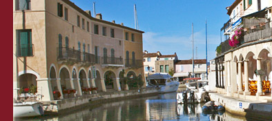 Wasserstrassen durchziehen Port Grimaud dem klein Venedig an der Cote d' Azur, Bild 3 von 6