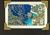 Blick in die Tiefe des gorge du Verdon auf den Fluss Verdon mit türkisfarbenem Wasser, Provence